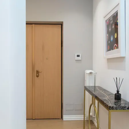 Vittoria Flat 18 - Milán